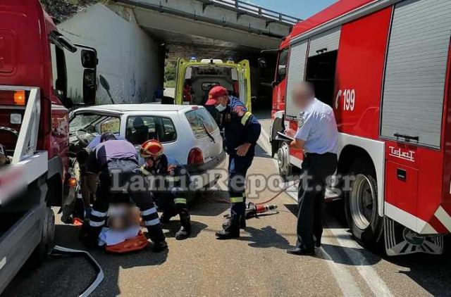 Λαμία: Τροχαίο με εγκλωβισμένη οδηγό στον παράδρομο της εθνικής
