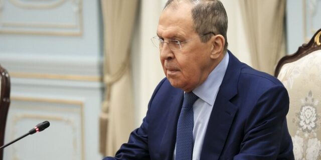 Λαβρόφ: Θα συζητήσει με τον Μπλίνκεν την πρόταση για ανταλλαγή κρατουμένων “αν βρεθεί χρόνος”