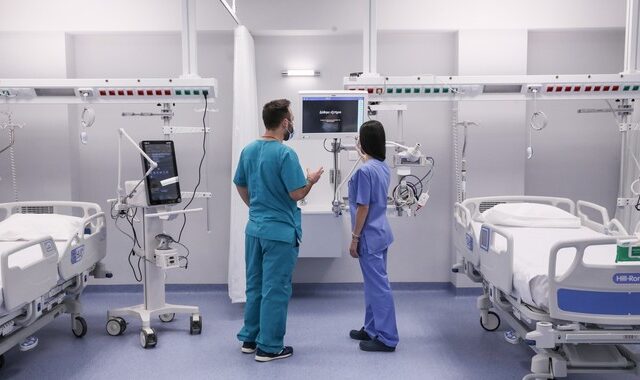 Κορονοϊός: Σταθεροποιούνται στις 2.200 οι νοσηλευόμενοι – Σε εγρήγορση το ΕΣΥ