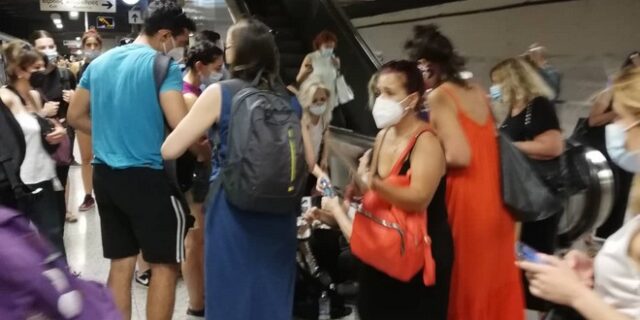 Σκηνές πανικού στο Μετρό Μοναστηράκι: Γυναίκα χρησιμοποίησε σπρέι πιπεριού μέσα στον συρμό