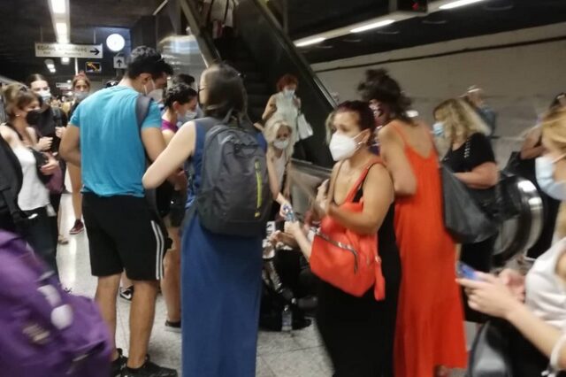 Σκηνές πανικού στο Μετρό Μοναστηράκι: Γυναίκα χρησιμοποίησε σπρέι πιπεριού μέσα στον συρμό