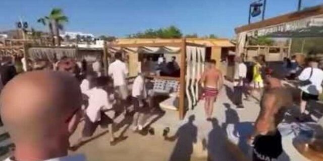 Μύκονος: Άγριο ξύλο σε beach bar – Τουρίστες πλακώθηκαν μπροστά στους θαμώνες