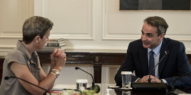 Euractiv: Θέμα απονομής δικαιοσύνης έθεσε η Βεστάγκερ στο Μητσοτάκη