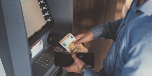 Υπ. Οικονομικών: Ώρα πληρωμών των χρημάτων της Επιστρεπτέας Προκαταβολής