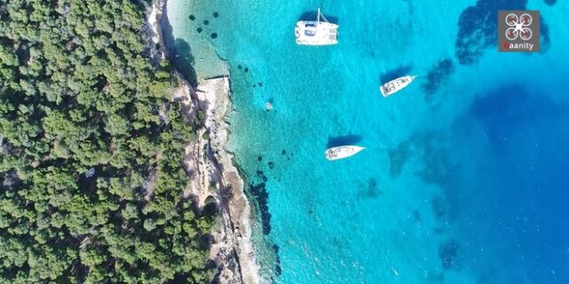 Το νησάκι του Σαρωνικού με το τιρκουάζ “μανιτάρι”