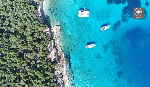 Το νησάκι του Σαρωνικού με το τιρκουάζ “μανιτάρι”