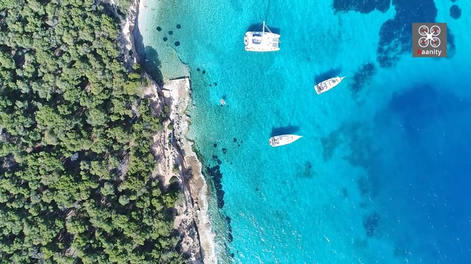 Το νησάκι του Σαρωνικού με το τιρκουάζ “μανιτάρι”