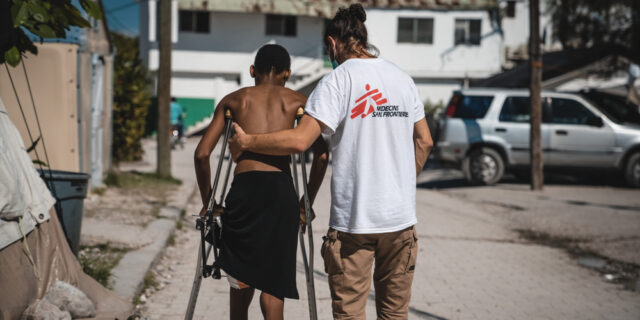 Παγιδευμένοι στην Αϊτή: Στους δρόμους του Cité Soleil δεν παίζεις