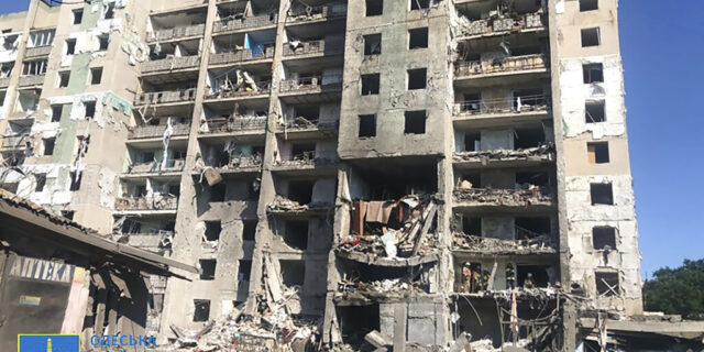 Ουκρανία: Πολυκατοικία χτυπήθηκε από πύραυλο στην Οδησσό – Τουλάχιστον 18 νεκροί