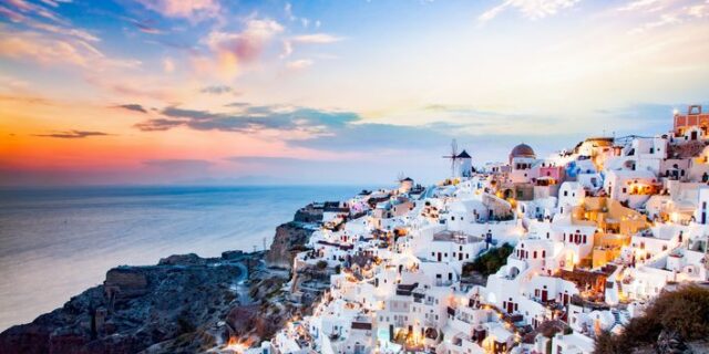 Σαντορίνη: Μια κινηματογραφική εμπειρία διακοπών στο διαμάντι των Κυκλάδων