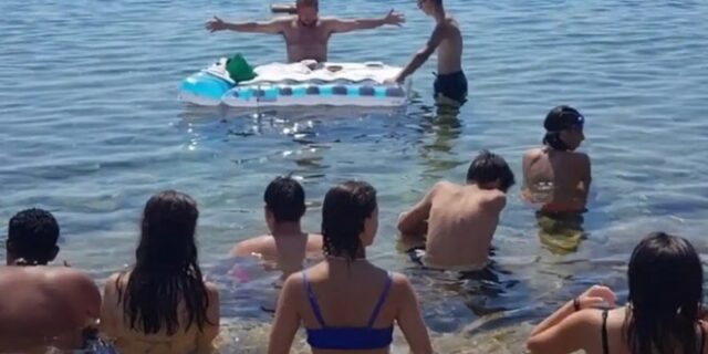 Ιταλία: Σάλος με ιερέα που έκανε λειτουργία στη θάλασσα με μαγιό και φουσκωτό στρώμα