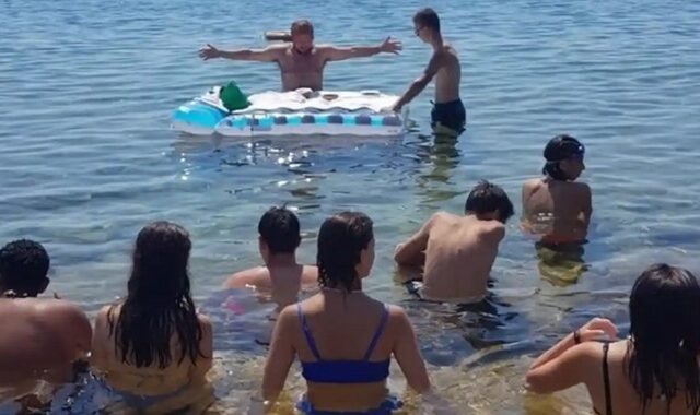 Ιταλία: Σάλος με ιερέα που έκανε λειτουργία στη θάλασσα με μαγιό και φουσκωτό στρώμα