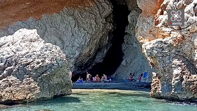 Η κρυφή παραλία της Ελλάδας που δεν πιάνει ποτέ ήλιο