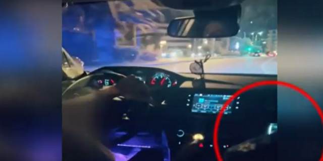 Σάλος με βίντεο: Περιπολικό με φωτορυθμικά περνά κόκκινα με γυναίκες στο πίσω κάθισμα