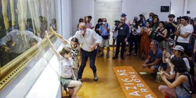 Ιταλία: Ακτιβιστές για το κλίμα κόλλησαν τα χέρια τους σε πίνακα 650 ετών του Μποτιτσέλι