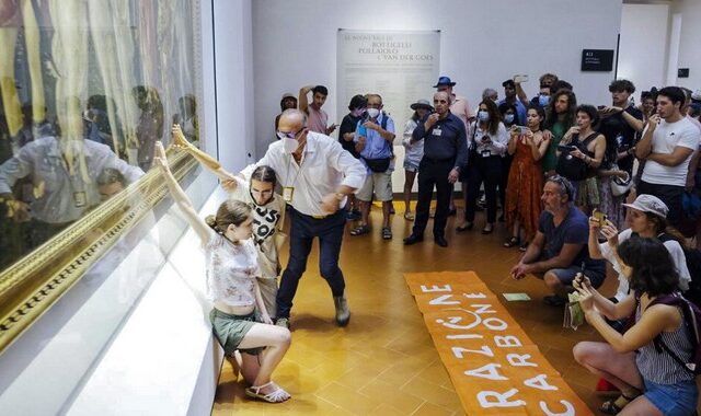 Ιταλία: Ακτιβιστές για το κλίμα κόλλησαν τα χέρια τους σε πίνακα 650 ετών του Μποτιτσέλι
