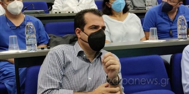 Στο Νοσοκομείο Χανίων ο Θάνος Πλεύρης – “Θερμή” υποδοχή από υγειονομικούς σε αναστολή
