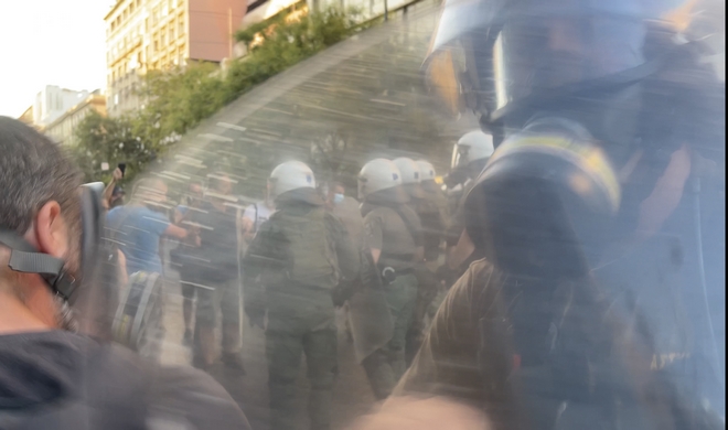 Η αστυνομία χτύπησε ξανά δημοσιογράφους και φωτορεπόρτερ – Βίντεο του NEWS 24/7