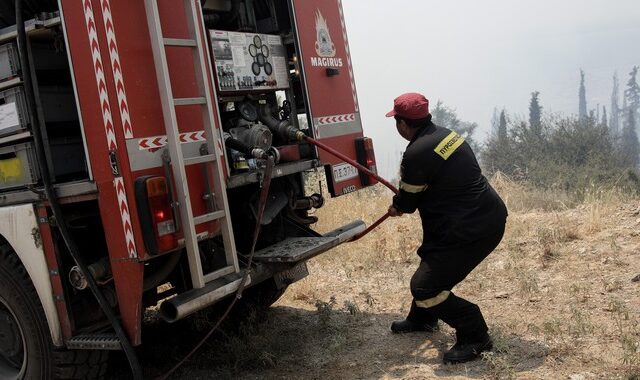 Φωτιά τώρα στον Μαχαιρά Αιτωλοακαρνανίας – Κινητοποιήθηκαν και εναέρια μέσα