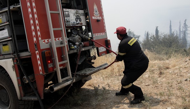 Φωτιές: Μαίνεται στην Κάρυστο, υπό μερικό έλεγχο στην Παιανία και καλύτερη εικόνα στην Ηλεία