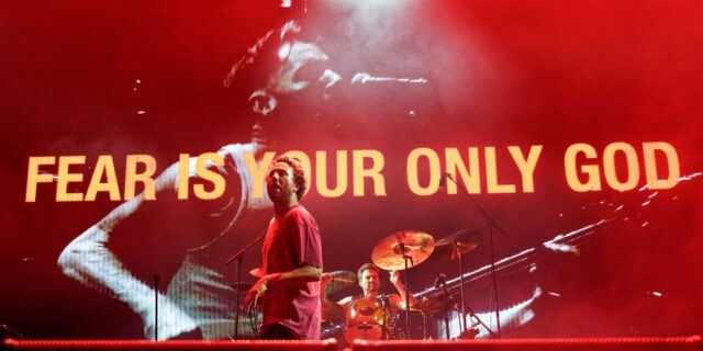 Η μεγάλη επιστροφή των Rage Against the Machine με συνθήματα για τις αμβλώσεις και ένα επί σκηνής ατύχημα