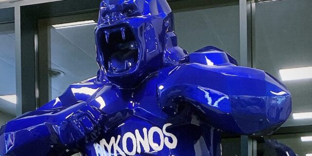 Ένας εντυπωσιακός μπλε γορίλας καλωσορίζει τους επισκέπτες στη Μύκονο