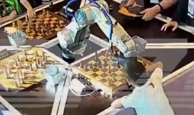 Ρωσία: Ρομπότ νευρίασε και έσπασε το δάχτυλο του 7χρονου αντιπάλου του σε παρτίδα σκάκι
