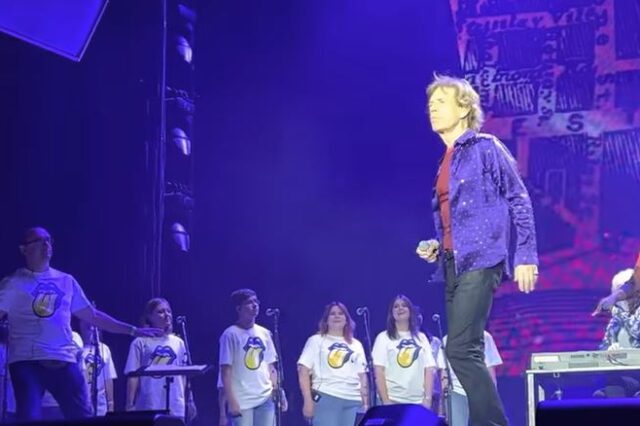 “Δεν μπορείς να παίρνεις πάντα αυτό που θέλεις” τραγούδησε ο Mick Jagger ανεβάζοντας ουκρανική χορωδία στη σκηνή