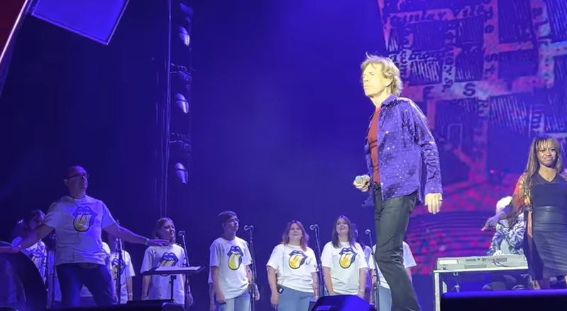“Δεν μπορείς να παίρνεις πάντα αυτό που θέλεις” τραγούδησε ο Mick Jagger ανεβάζοντας ουκρανική χορωδία στη σκηνή