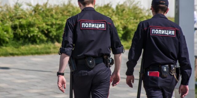 Ρωσία: Απαγόρευσαν σε έφηβη να έχει επαφή με τον πατέρα της επειδή καταδικάστηκε για “δύσφήμιση” του στρατού