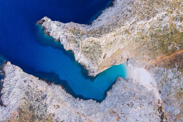 Κρήτη: Ζευγάρι τουριστών εγκλωβίστηκε στην παραλία Σεϊτάν Λιμάνια