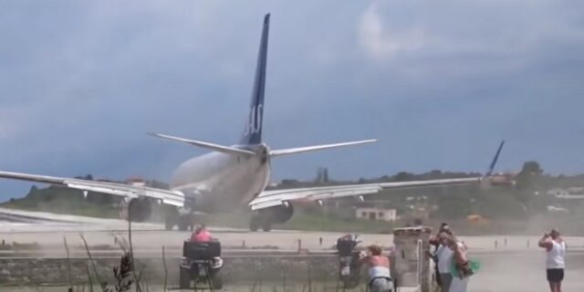 Σκιάθος: Τουρίστρια εκτινάχθηκε από το πέρασμα αεροσκάφους στο αεροδρόμιο του νησιού
