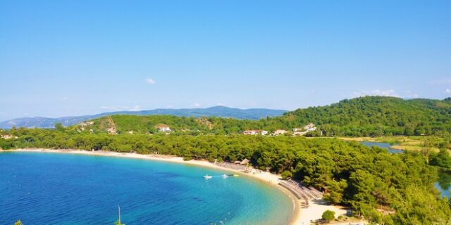 Σκιάθος: Η σοβαρή εξάρτηση από τη Βρετανική αγορά και οι προκλήσεις της τουριστικής σεζόν μετά τις πλημμύρες