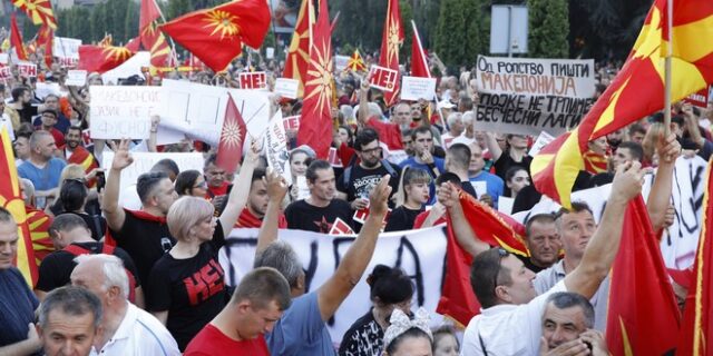 Βόρεια Μακεδονία: Μεγάλη συγκέντρωση της αντιπολίτευσης κατά της συμφωνίας με τη Βουλγαρία