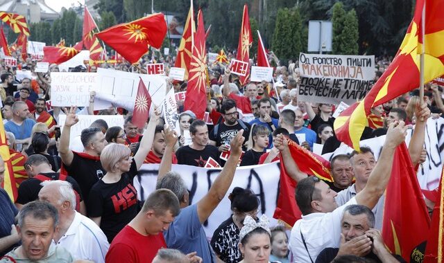 Βόρεια Μακεδονία: Μεγάλη συγκέντρωση της αντιπολίτευσης κατά της συμφωνίας με τη Βουλγαρία