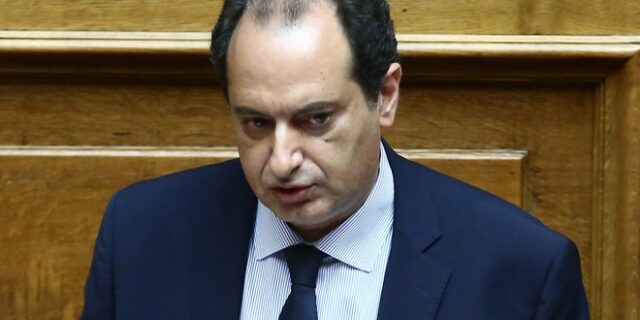 Σπίρτζης: Ο “αστυνομικός” που χτύπησε δεμένο διαδηλωτή στο πρόσωπο, ανήκει ακόμη στη ΕΛΑΣ;