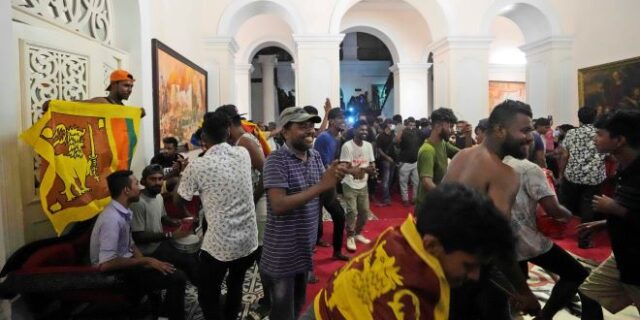 Χάος στη Σρι Λάνκα: Η εξέγερση συνεχίζεται – Πανηγυρισμοί για την παραίτηση του προέδρου