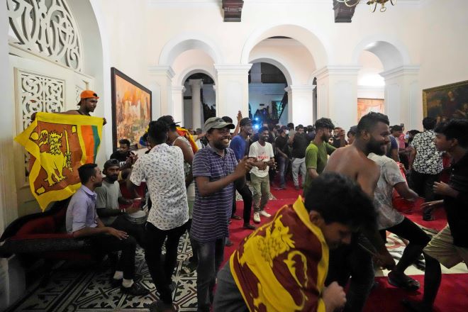 Χάος στη Σρι Λάνκα: Η εξέγερση συνεχίζεται – Πανηγυρισμοί για την παραίτηση του προέδρου