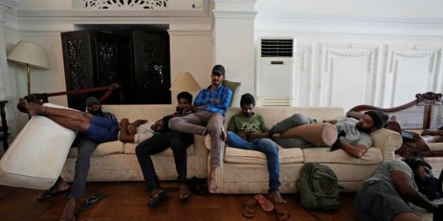 Σρι Λάνκα: Παραμένουν οι διαδηλωτές στις κατοικίες του προέδρου και του πρωθυπουργού – “Πρέπει να παραιτηθούν”