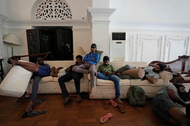 Σρι Λάνκα: Παραμένουν οι διαδηλωτές στις κατοικίες του προέδρου και του πρωθυπουργού – “Πρέπει να παραιτηθούν”