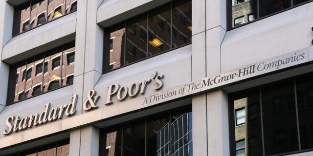S&P: Μείωσε κατά 3 μονάδες το αξιόχρεο της Ουκρανίας – Πρόβλεψη για στάση πληρωμών