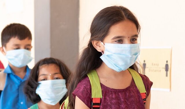 Σάλος στην Ινδία: Εμβολίασαν 30 μαθητές με την ίδια σύριγγα