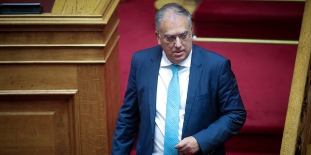 Τάκης Θεοδωρικάκος: Αισθάνθηκε αδιαθεσία και διέκοψε την ομιλία του στη Βουλή