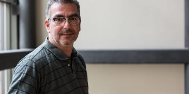 Ο Θοδωρής Αμπαζής κάνει το Solaris παράσταση μέσα στο Άσυλο Ανιάτων