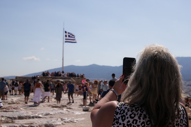 Δεν γνωρίζουν οι τουρίστες της Αθήνας ότι έχει παραλίες και κοντινά νησιά στον Αργοσαρωνικό