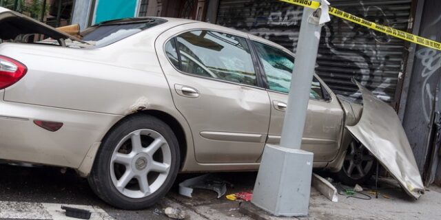 Θεσσαλονίκη: Αυτοκίνητο καρφώθηκε σε βιτρίνα καταστήματος – Τραυματίστηκε ελαφρά ο οδηγός