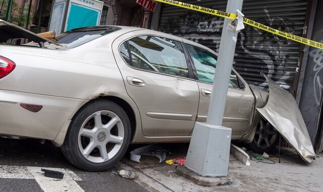 Θεσσαλονίκη: Αυτοκίνητο καρφώθηκε σε βιτρίνα καταστήματος – Τραυματίστηκε ελαφρά ο οδηγός