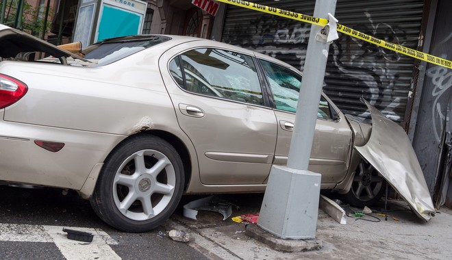 Θεσσαλονίκη: Αυτοκίνητο καρφώθηκε σε βιτρίνα καταστήματος – Τραυματίστηκε ελαφρά ο οδηγός