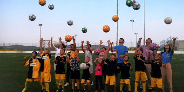 Πολύχρωμες ποδοσφαιρικές μπάλες παίρνουν ζωή φέρνοντας χαμόγελα σε παιδιά πρόσφυγες