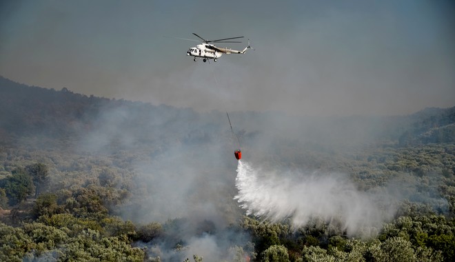 Φωτιά στη Λέσβο: Καλύτερη εικόνα στη Βρίσα – Μαίνεται η πυρκαγιά στη Δαδιά